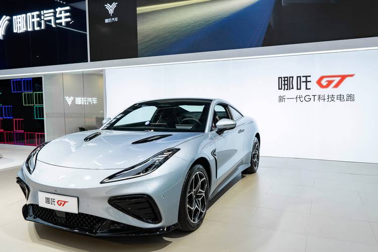 深圳龙岗区万宏悦企业管理咨询哪吒汽车在智能汽车领域的表现，领途汽车在新能源汽车市场中的影响力